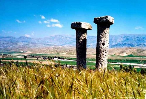Dogoor-e-dopa stone columns in Gachsaran