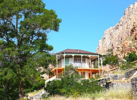 KolahFarangi Mansion - Maku
