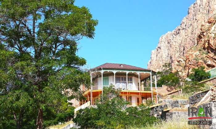 KolahFarangi Mansion - Maku