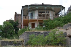 KolahFarangi Mansion - Maku