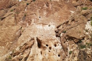 Anubanini rock relief - Sarpol-e Zahab