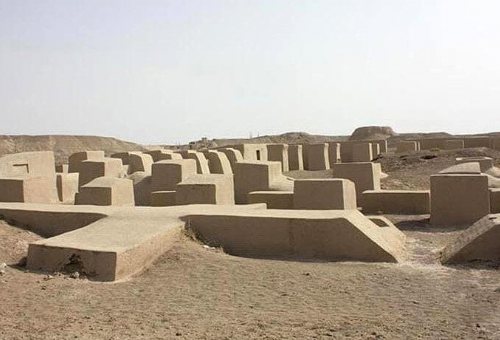 Dahaneh-ye-Qolaman Hill in Zabol