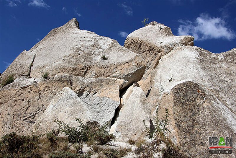 Tomb of Shirin and Farhad,Sa'dal rocky church,گوردخمه سیرین و فرهاد,مقبره شیرین و فرهاد,قبر شیرین و فرهاد,چالدران,سیاه چشمه,siahcheshmeh,chalderan,chaldoran,shirin and farhad catacomb,shirin and farhad tomb,آذربایجان غربی,azarbaijan gharbi,west azarbaijan,west azerbaijan,rock church,kelisaye sangi,kelisa sangi,rock church,rocky church,کلیسای صخره ای‎