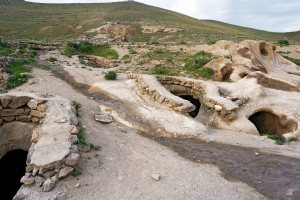 Hileh var caved village near Osku