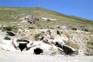 Hileh var caved village near Osku