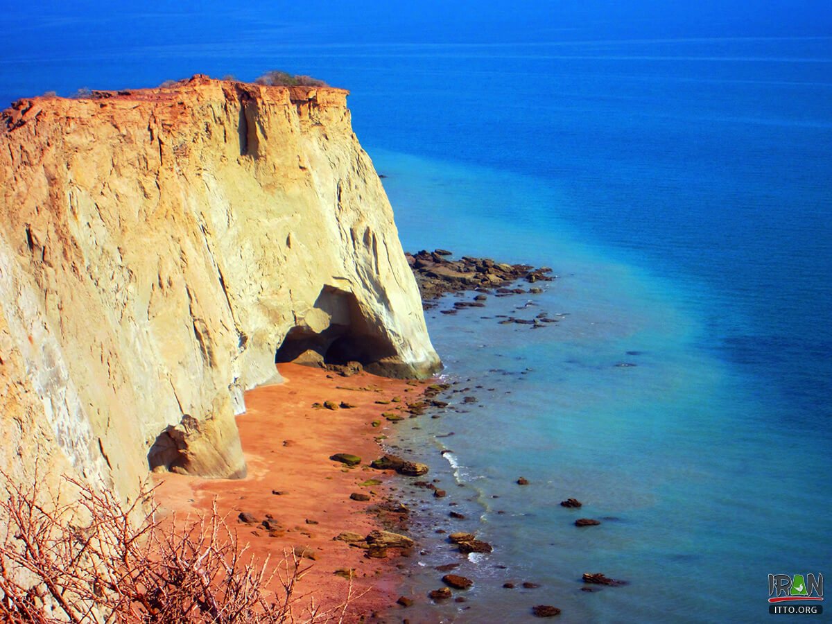 Hormoz Caves,The hole in the rock,غاردریایی هرمز,غارهای دریایی جزیره هرمز,caves,hormuz,hormoz,hourmoz,hurmoz,هرمزگان,جزیره هرمز,hormozgan,persian gulf,خلیج فارس