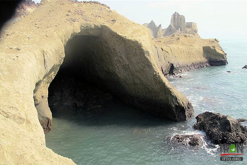 Hormoz Caves,The hole in the rock,غاردریایی هرمز,غارهای دریایی جزیره هرمز,caves,hormuz,hormoz,hourmoz,hurmoz,هرمزگان,جزیره هرمز,hormozgan,persian gulf,خلیج فارس