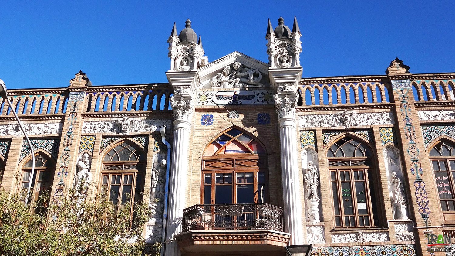 Roshan Passage,Saray-e Rowshan,سرای روشن تهران,خیابان ناصرخسرو تهران,naser khosro street,tehran nasserkhosro,naserkhosro st,کوچه مروی تهران