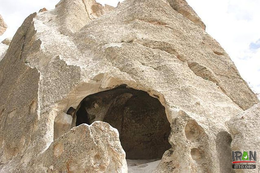 Tomb of Shirin and Farhad,گوردخمه سیرین و فرهاد,مقبره شیرین و فرهاد,قبر شیرین و فرهاد,چالدران,سیاه چشمه,siahcheshmeh,chalderan,chaldoran,shirin and farhad catacomb,shirin and farhad tomb
