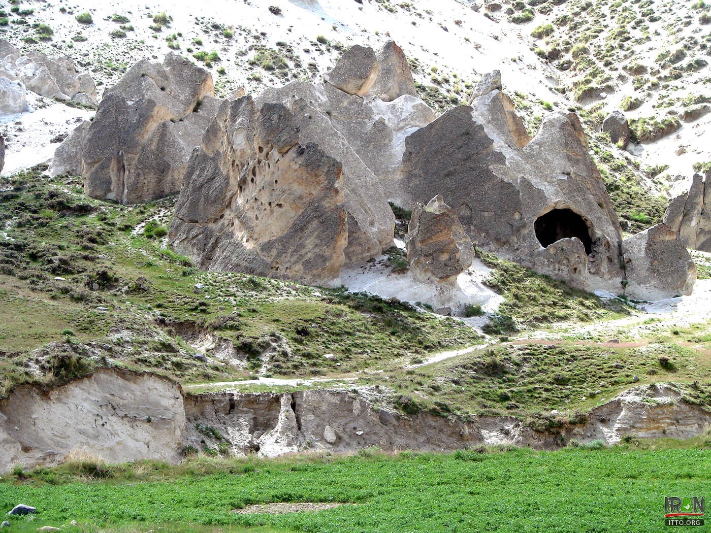 Tomb of Shirin and Farhad,گوردخمه سیرین و فرهاد,مقبره شیرین و فرهاد,قبر شیرین و فرهاد,چالدران,سیاه چشمه,siahcheshmeh,chalderan,chaldoran,shirin and farhad catacomb,shirin and farhad tomb